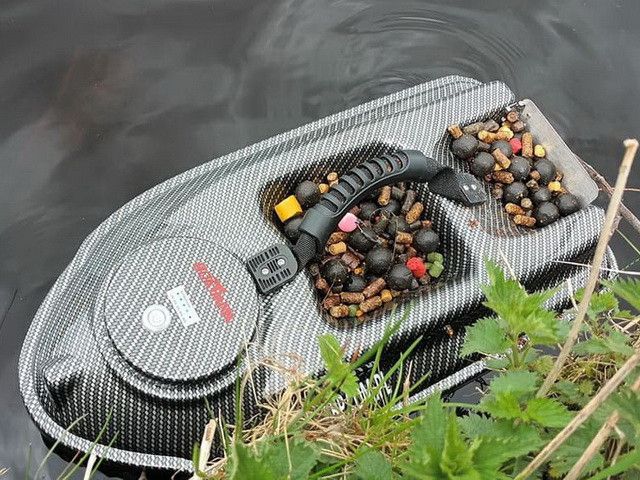 Підгодовувальний короповий кораблик Boatman Actor PRO CARBON (GPS+Sonar) автопілоту GPS навігація, пам’ ять 16 точок, фірмовий кольоровий ехолот Boatman SN2.2 із кріапленням на пульт  Actor PRO CARBON фото