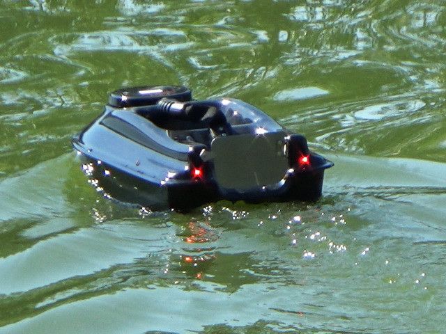 Прикормочный карповый кораблик Boatman Actor PRO CARBON (GPS+Sonar) автопилот GPS навигация, память 16 точек, фирменный цветной эхолот Boatman SN2.2 с креплением на пульт Actor PRO CARBON фото